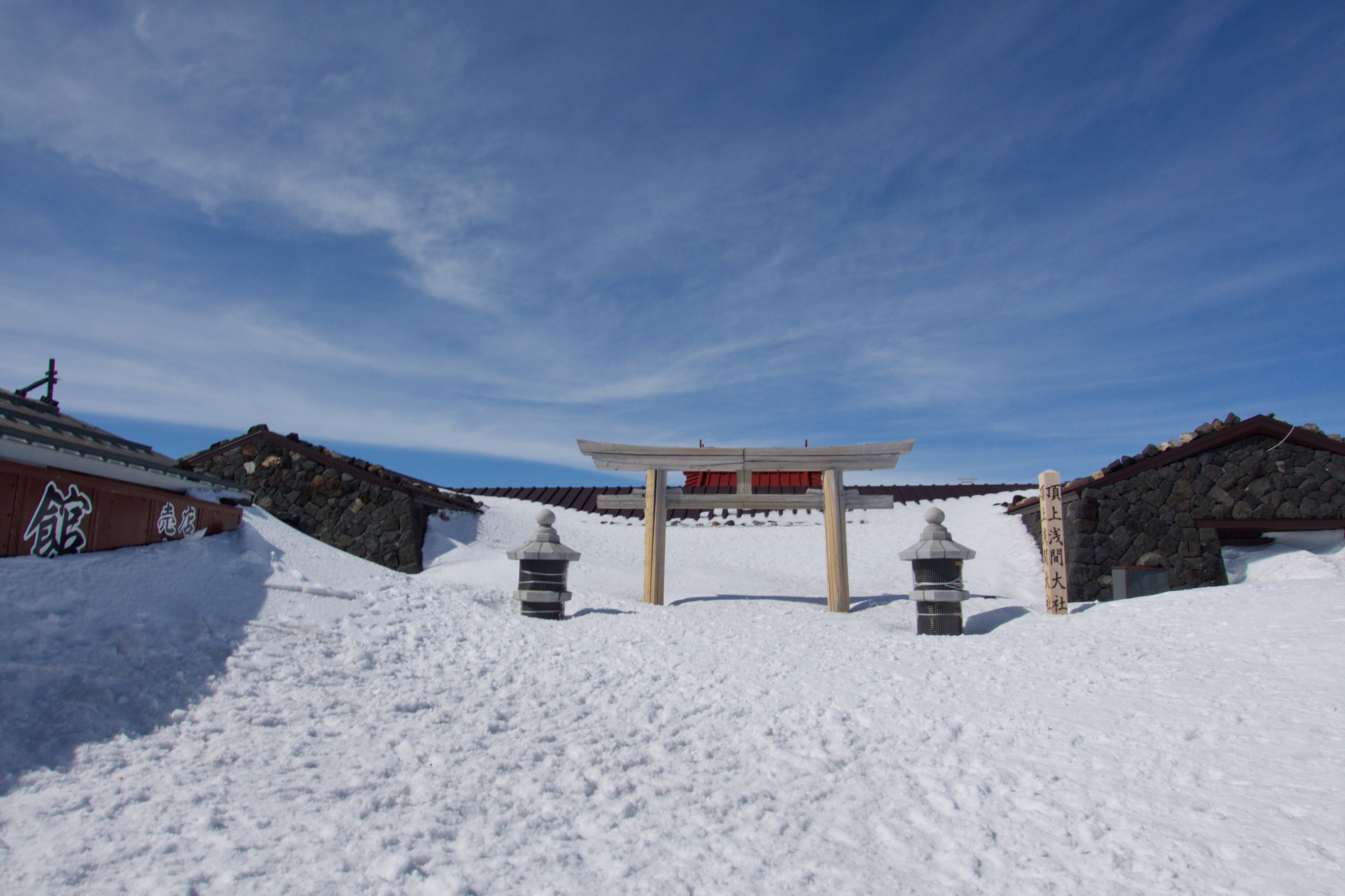 fujisan-summiting-pics-mount-fuji-active-volcano-hiking-pics